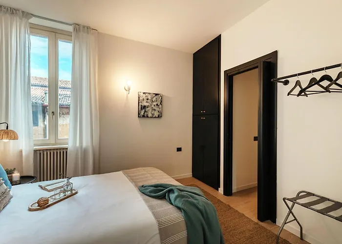 Casa Sara - By Myhomeincomo Apartament *